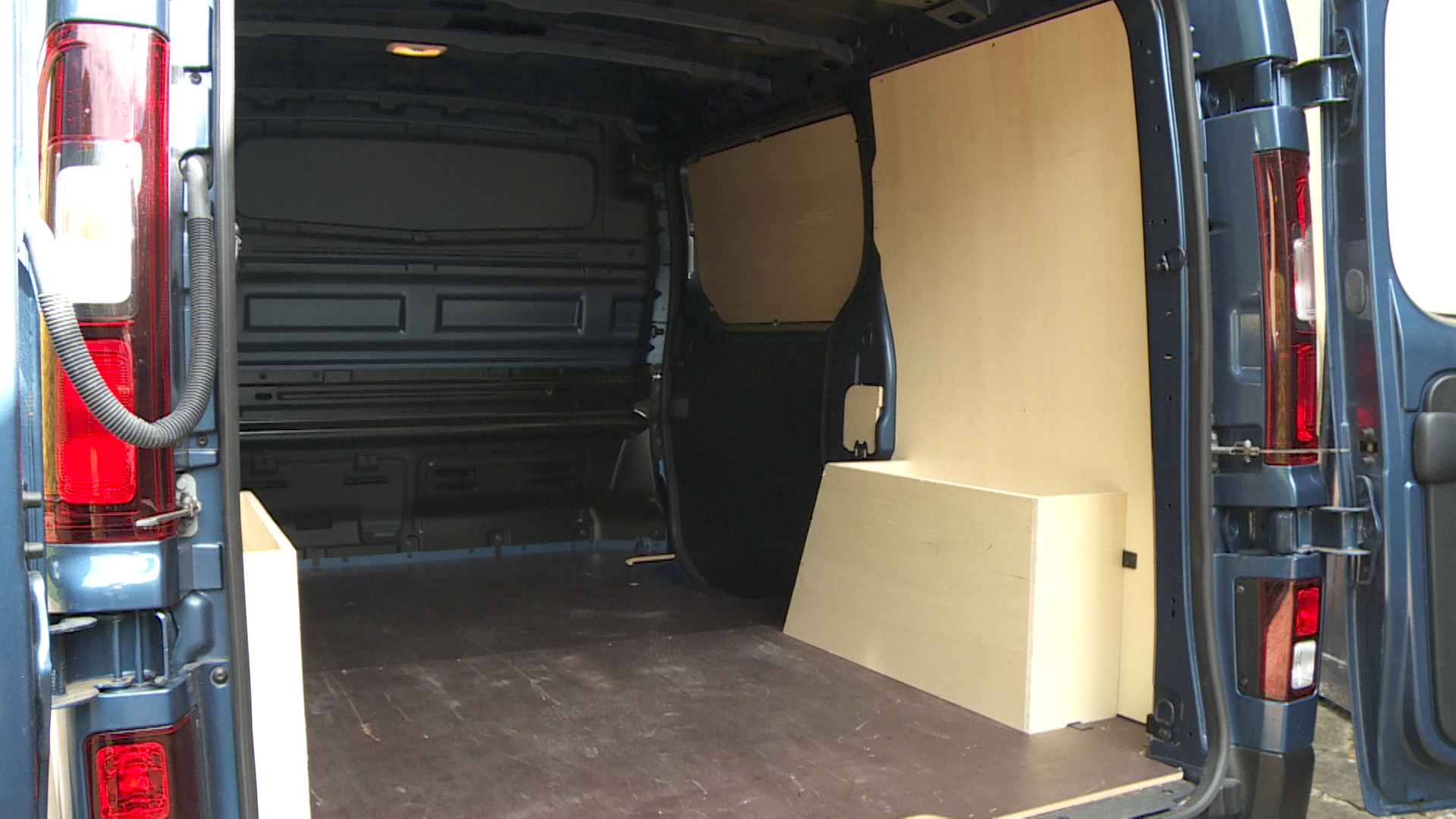 RENAULT TRAFIC LWB DIESEL Electric Lease